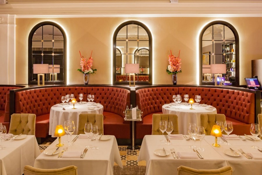 Elegancka restauracja gastronomiczna ruimte
